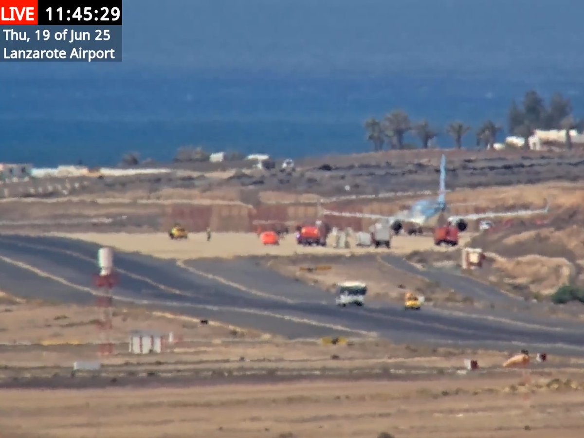 Falso aviso de bomba en el vuelo  BY6422 procedente de Cardiff. Al aterrizar en el #Aeropuerto de #Lanzarote  han intervenido los Tedax y bomberos a la vez que se cancelaban las salidas para mantener el aparato aislado

Directo - > youtu.be/AAlo3eCPVbk

<a href="/controladores/">😉Controladores Aéreos 🇪🇸</a> <a href="/RTVCes/">RTVC</a>