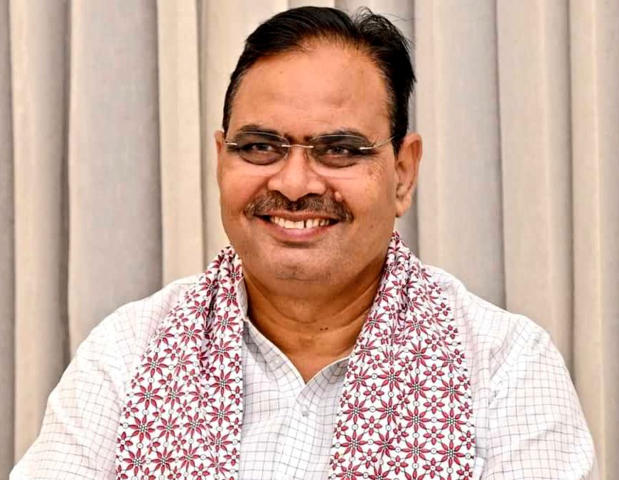 Mukeshbaitu's tweet photo. आज हम एक ऐसे समय में जी रहे हैं जहाँ सत्ता मौजूद है पर संवेदना नहीं। मंत्रियों के चेहरे हैं पर अधिकार नहीं। जनता के सवाल हैं पर जवाब कहीं नहीं है। अफसरों की फाइलें चलती हैं, मंत्री मौन बैठे रहते हैं, और जनता थकी हुई आँखों से सिर्फ उम्मीद का अंत देख रही है। ब्यूरोक्रेसी सरकार के ऊपर बैठी है, मंत्री खुद को असहाय महसूस करते हैं। जनता तो बहुत दूर की बात है, आज के नेता भी नहीं जानते कि निर्णय कहाँ और कैसे लिए जा रहे हैं।

आज का मंत्री अगर एक ट्वीट करना भी चाहे तो सोचता है "क्या मुझे अनुमति है?" आज का विधायक अगर जनता की आवाज उठाए तो अफसर उसकी फाइल रोक सकता है। आज का जनप्रतिनिधि अगर सच बोले, तो वह पार्टी लाइन से बाहर माना जाता है।

ये वही लोकतंत्र है जिसमें जनता ने इन्हें चुना था अपनी आवाज़ बनने के लिए। लेकिन आज की सच्चाई यह है कि जनता की आवाज़ खुद अपनी ही सरकार में दब चुकी है।

आज़ अगर कहीं कोई घटना घटित हो जाए वहां न्याय के लिए बैठ जाना गुनाह है, धरने पर कोई वार्ता के लिए नहीं आएगा बल्कि पुलिस को आगे किया जाएगा लाठी लेकर।

आज अगर बेरोज़गार नौकरी की माँग करता है, तो उस पर मुकदमा दर्ज होता है। आज अगर किसान धरना देता है, तो उसकी आवाज़ से पहले लाठी चलती है। आज अगर महिला सुरक्षा की बात करती है, तो उसे चुप करा दिया जाता है। क्योंकि अब मंत्री नहीं बोलते, अफसरों की चुप्पी बोलती है।

आज जो शासन है, वह कागज़ पर तो सशक्त दिखता है लेकिन ज़मीन पर खोखला है। जहाँ बेरोज़गार को जवाब नहीं मिलता, किसान को भरोसा नहीं मिलता, और जनता को नेतृत्व नहीं मिलता।

आज का राज वैसा हो गया है जहाँ आदेश ऊपर से आता है और संवेदना नीचे गिरती जाती है।