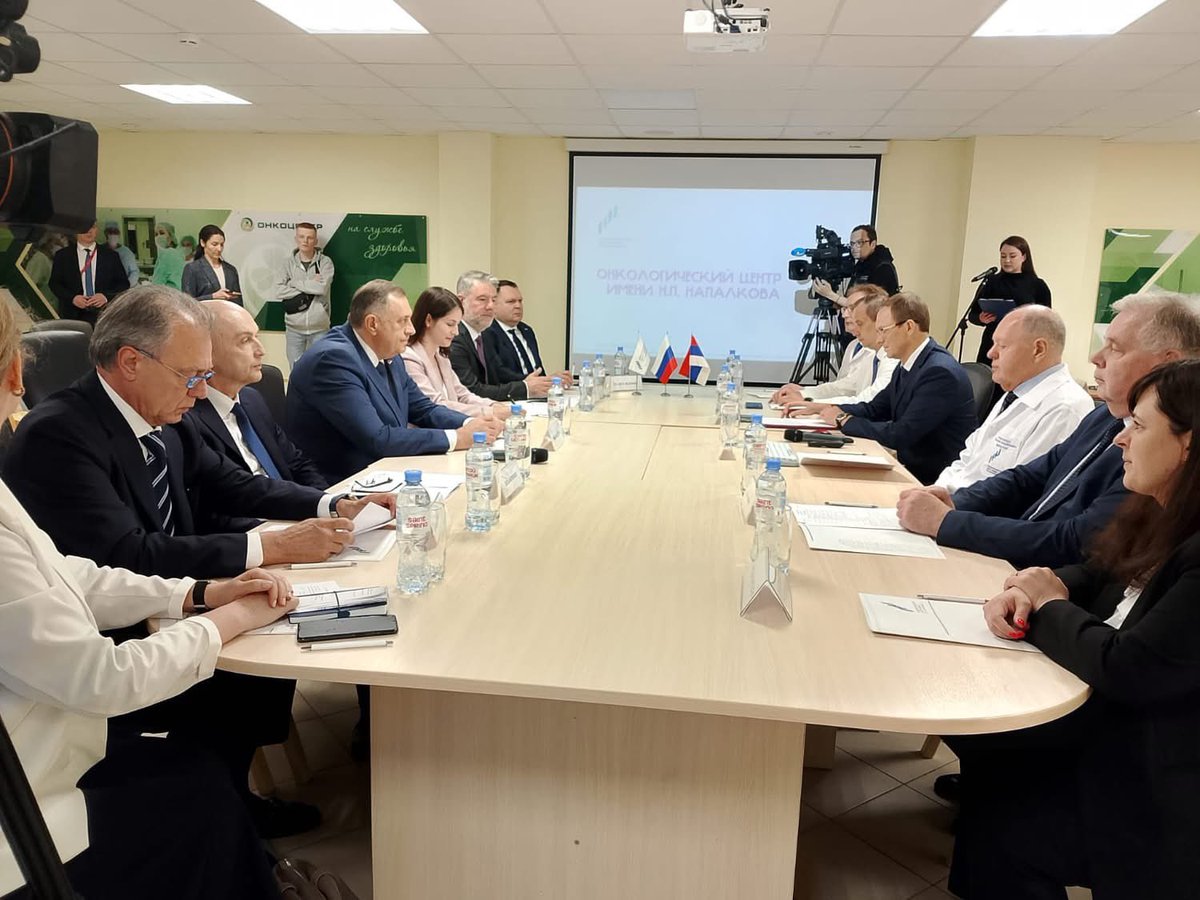 Предводио сам данас делегацију Републике Српске која је, у оквиру боравка у Санкт Петербургу, посјетила Онколошки центар Напалков.
Сарадња с највећим Онколошким центром, гдје су лијечени бројни пацијенти из Републике Српске, међу којима су и дјеца, је одлична. 

Искористио сам