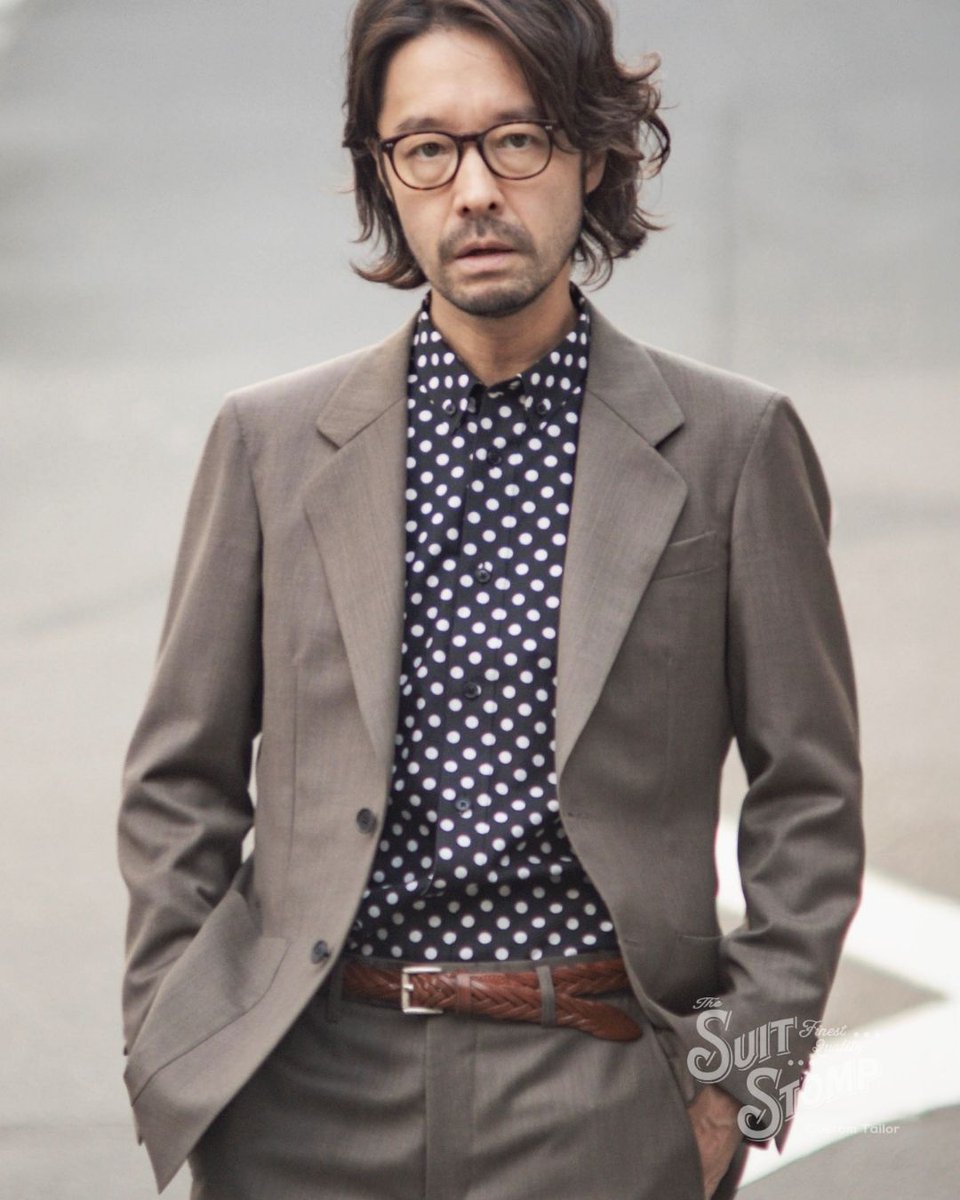 suitstomp's tweet photo. 和田唱さんオーダーのドットシャツをご紹介。

柄は大きめドットのリクエスト。
唱さんの首が細くて長い特徴を活かせるよう襟腰を低く、ボタンダウンのポイントも短くしました。

こちらのシャツは東京POP UPで販売！
オーダー可能、ご相談ください！

撮影：@ktagrant

@sho_wada
#suitstomp https://t.co/WhKFv5p6Xp