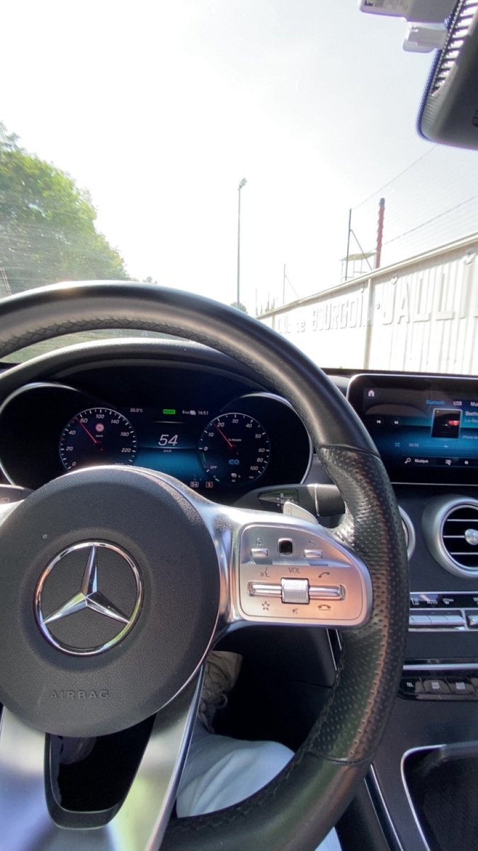 Faut qu’on en parle mais mon unpopular opinion est que l’interface et le module de commande sur le volant de Mercedes fait parti des plus nuls je trouve.