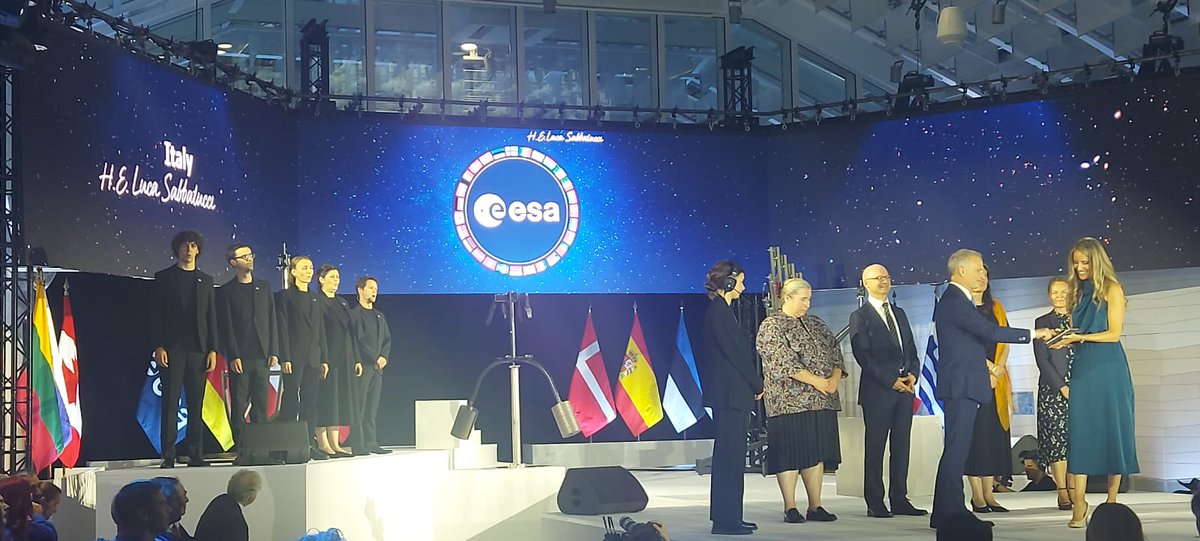 In occasione dell'evento presso la sede dell'Agenzia Spaziale Europea a Parigi per celebrare #50YearsOfESA, l'Ambasciatore Sabbatucci ha confermato l'impegno dell'Italia per il progetto spaziale europeo rinnovando simbolicamente la firma sulla Convenzione istitutiva insieme ai