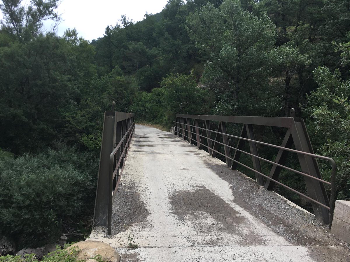 🏞️ Los pueblos perdidos del Camino: Artosillo, junto a Castiello de Jaca, del que solo queda la ermita de Ntra. Sra. de Trujillo. Aquí hubo hospitalidad para peregrinos y una torre ya desaparecida. El Camino también pasa por la memoria. 🥾 #CaminoAragonés #Artosillo