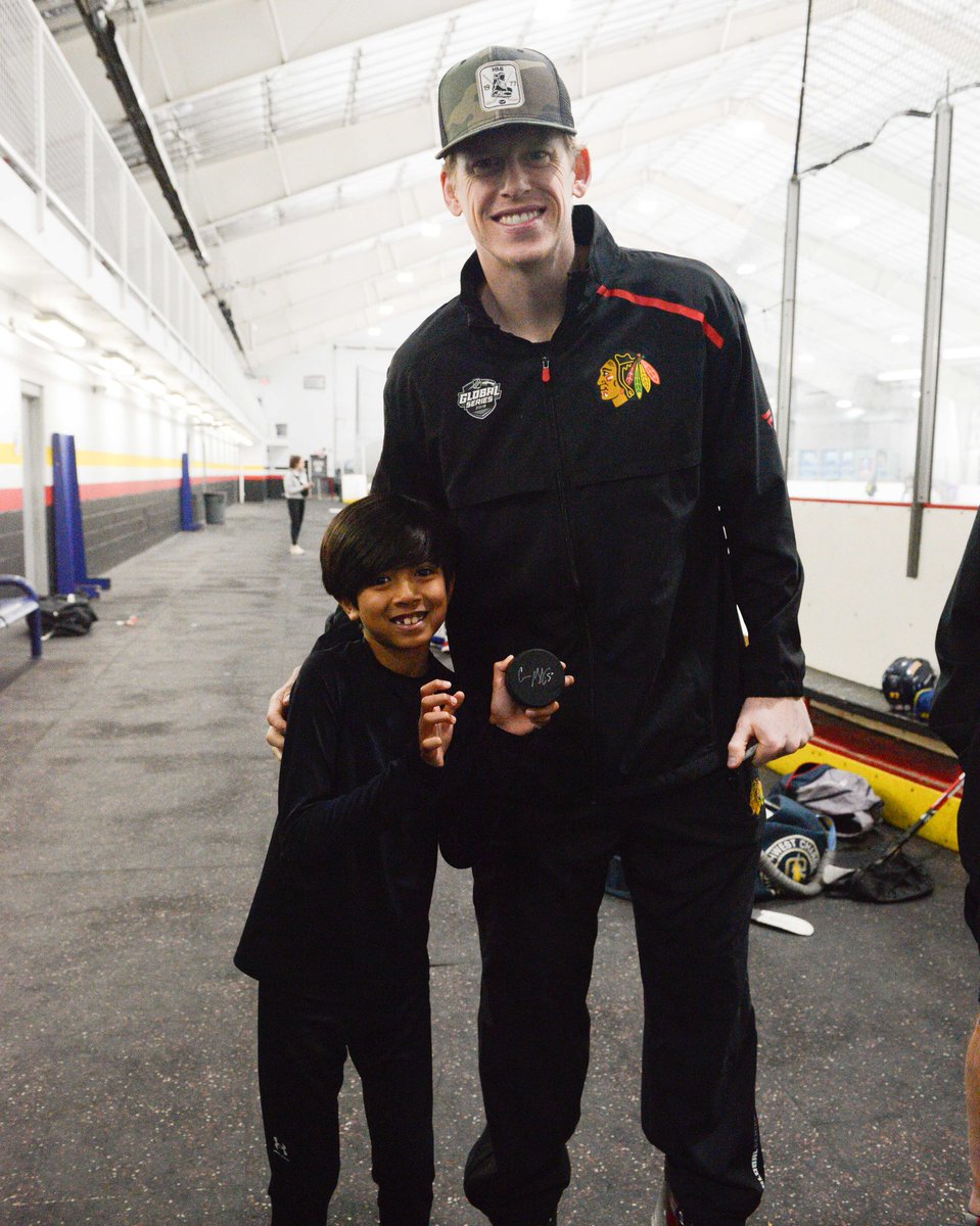 _HMI_'s tweet image. We're very blessed to have so many current and former NHL pros volunteer their time with our campers! This week, Chicago Blackhawks' Connor Murphy joined our Chicago camp — sharing his faith, teaching on-ice sessions, and making time to chat with every camper and autographs!