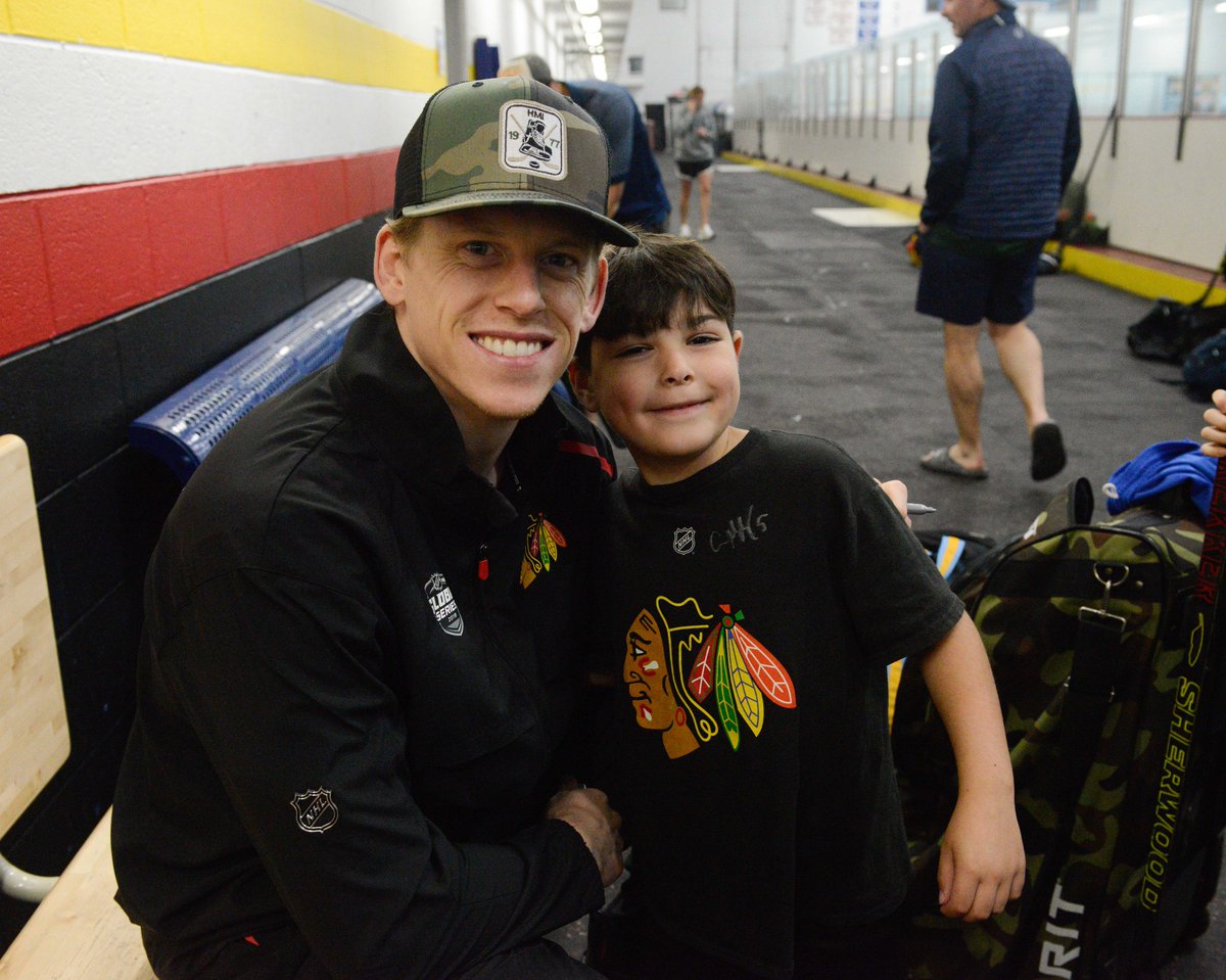 _HMI_'s tweet image. We're very blessed to have so many current and former NHL pros volunteer their time with our campers! This week, Chicago Blackhawks' Connor Murphy joined our Chicago camp — sharing his faith, teaching on-ice sessions, and making time to chat with every camper and autographs!