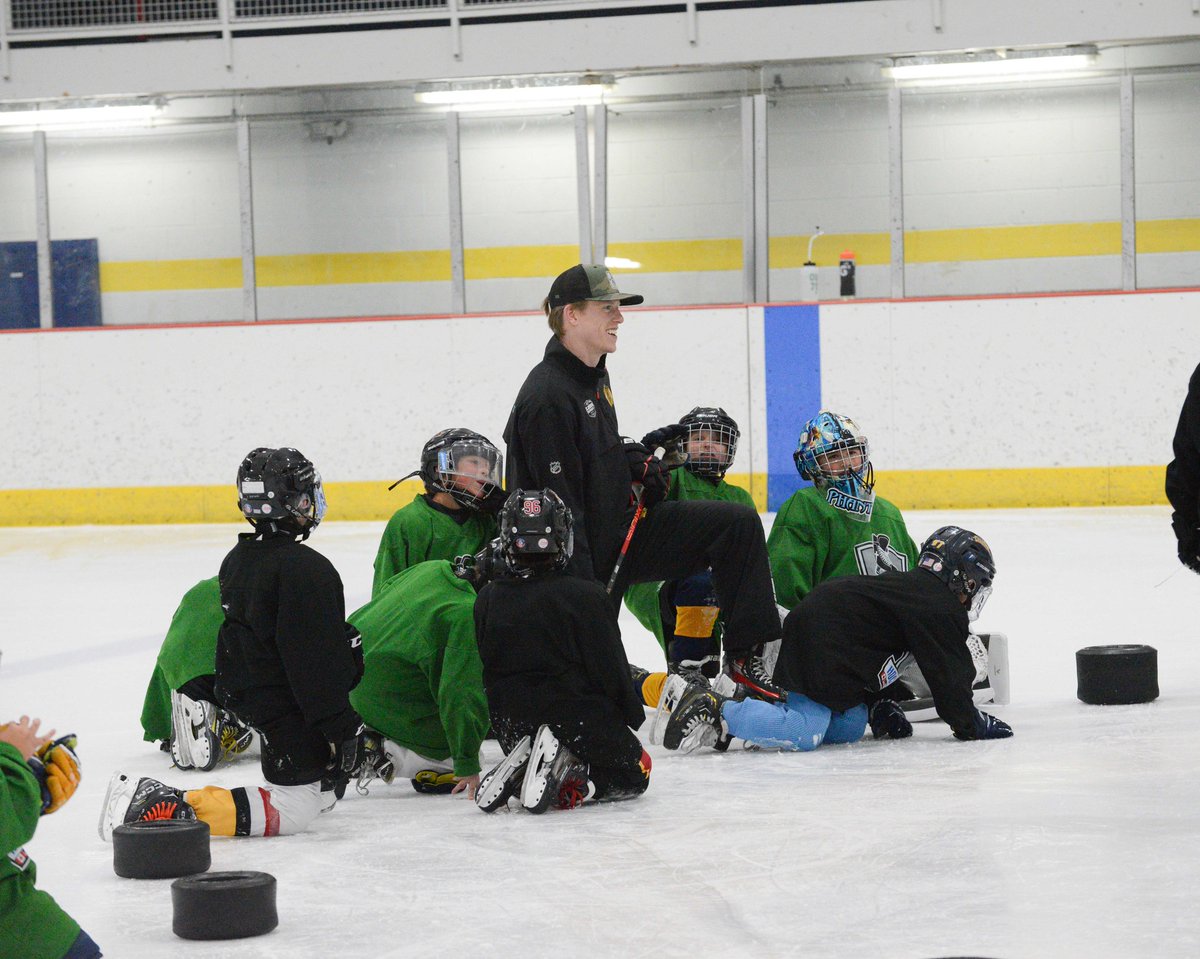 _HMI_'s tweet image. We're very blessed to have so many current and former NHL pros volunteer their time with our campers! This week, Chicago Blackhawks' Connor Murphy joined our Chicago camp — sharing his faith, teaching on-ice sessions, and making time to chat with every camper and autographs!