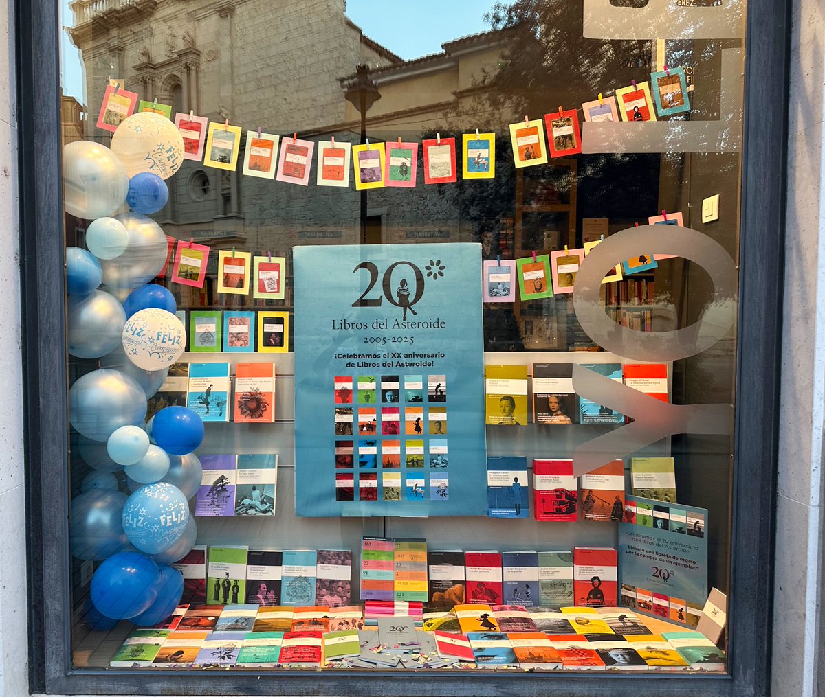 Oletvm's tweet photo. 20 años de @LibrosAsteroide, una de nuestras editoriales favoritas, y lo celebramos con este escaparate 💙📖
Por la compra de un libro llévate una libreta de regalo. (Válido hasta fin de existencias).
#AniversarioLibrosDelAsteroide #asteroideeditorial #LibrosDelAsteroide https://t.co/DTC7dJ1rYD