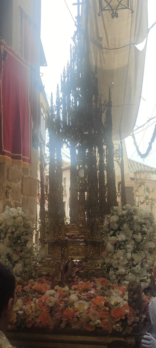 La Custodia de Enrique de Arfe, llevando al Santísimo Sacramento. Feliz día del
 #CorpusChristi
