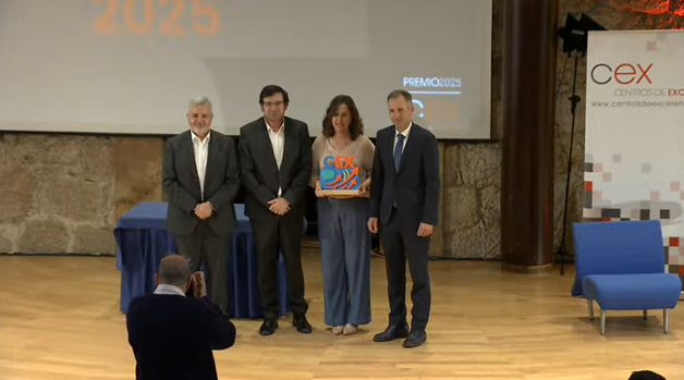 <a href="/LecheAsturiana/">Central Lechera Asturiana</a> <a href="/CapsaVida/">CAPSA VIDA</a> ganadora de los #PremiosCEX 2025. Recibe el galardón Sara Díez (Dir. Mark.) del Presidente de la Asociación Centros de Excelencia, del Presidente del Club de Calidad y del Director Ejecutivo de SEKUENS