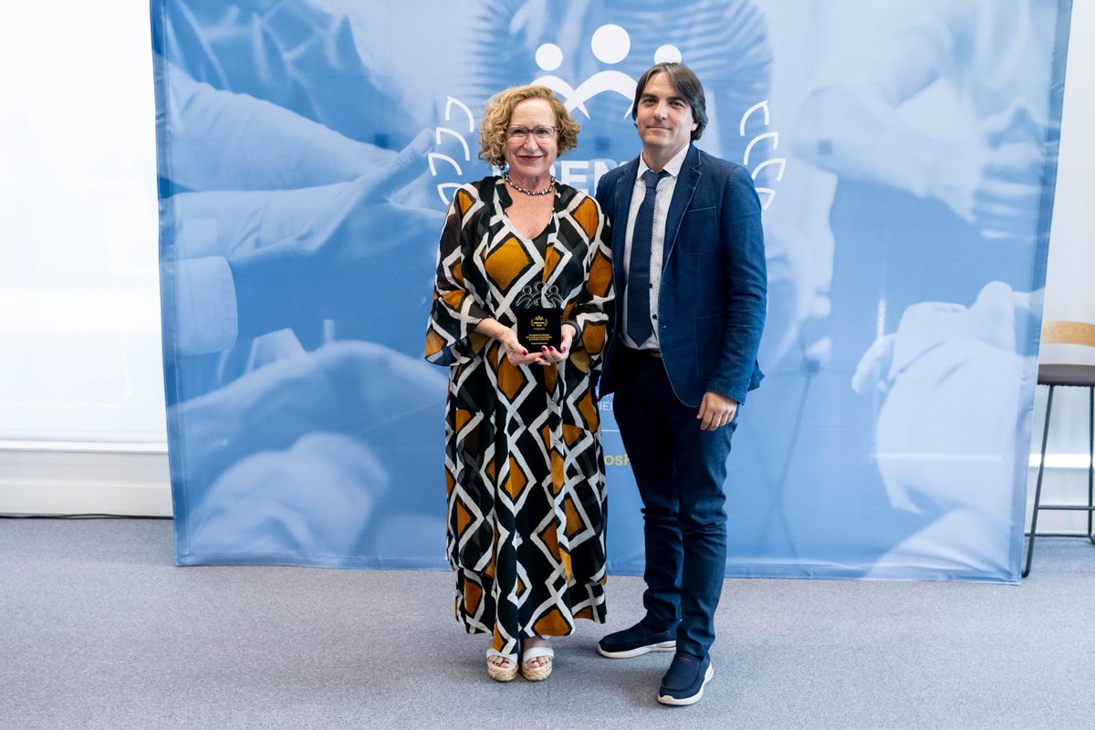 Fed. Esp. Fibrosis Quística (@fefq_cfspain) on Twitter photo Ayer participamos en la jornada de <a href="/pacientesPOP/">Plataforma de Organizaciones de Pacientes</a> con formación de <a href="/AEMPSGOB/">AEMPS</a> sobre acceso temprano a medicamentos, y en la Asamblea General y entrega de los #PremiosPOP.
🏆 Nuestro presidente Juan Da Silva entregó el premio a <a href="/SanidadCLM/">Sanidad CLM</a> por su proyecto de humanización sanitaria. Ayer participamos en la jornada de <a href="/pacientesPOP/">Plataforma de Organizaciones de Pacientes</a> con formación de <a href="/AEMPSGOB/">AEMPS</a> sobre acceso temprano a medicamentos, y en la Asamblea General y entrega de los #PremiosPOP.
🏆 Nuestro presidente Juan Da Silva entregó el premio a <a href="/SanidadCLM/">Sanidad CLM</a> por su proyecto de humanización sanitaria.