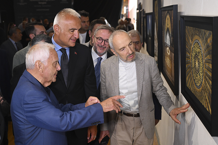 ❝Herkes bilsin ki Fatih'in emaneti emin ellerdedir❞

Bakan Ersoy, "Ayasofya Fotoğrafları" kitabının tanıtım programı ve sergisinin açılışına katıldı v.aa.com.tr/3604373