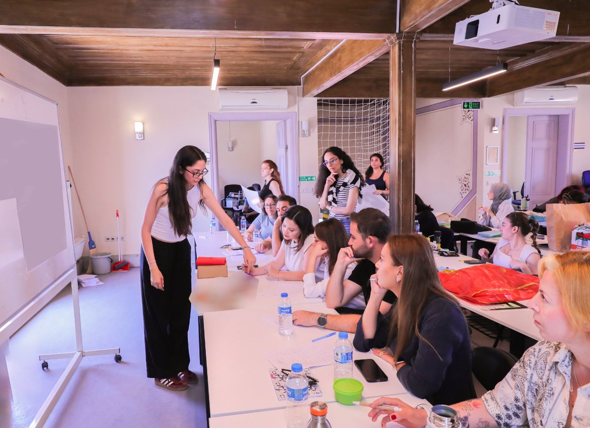 İstanbul Üniversitesi Mimarlık Fakültesi Endüstriyel Tasarım Bölümü 1. sınıf öğrencileri ile birlikte yürüttüğümüz "Kentte Ekolojik Oyun Projesi" için öğrenciler tasarladıkları oyun gruplarını ve çevre bilincini destekleyen kutu oyunlarını jüri karşısında sundular.

Doğayla