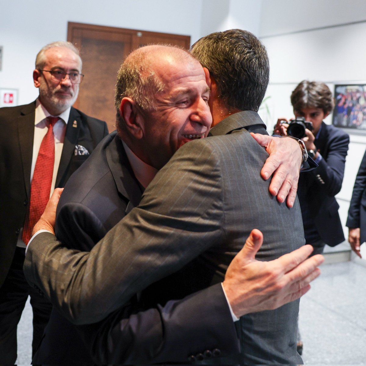 Özgür Özel, Ümit Özdağ'ı sarılarak karşıladı.
