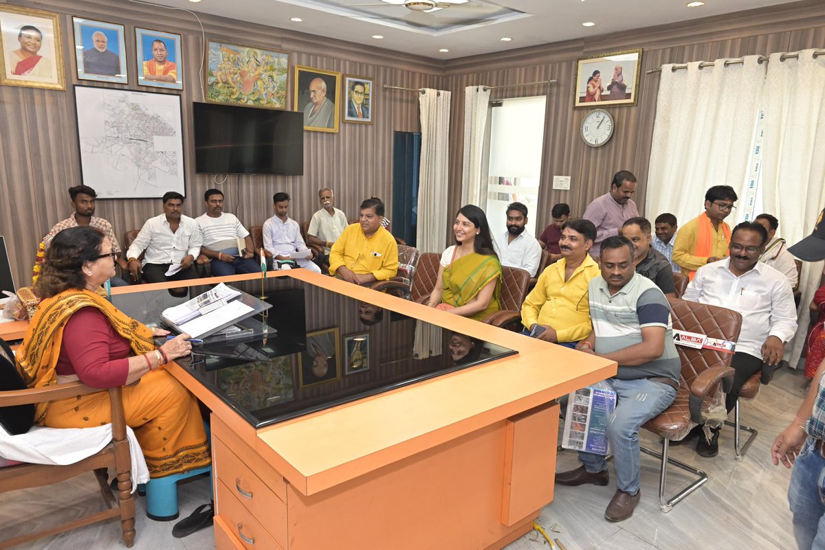 जनता दर्शन में पधारे शहर के सम्मानित शहरवासियों की समस्याओं को सुनकर तत्काल उसके निवारण हेतु अधिकारियों को आदेशित किया...