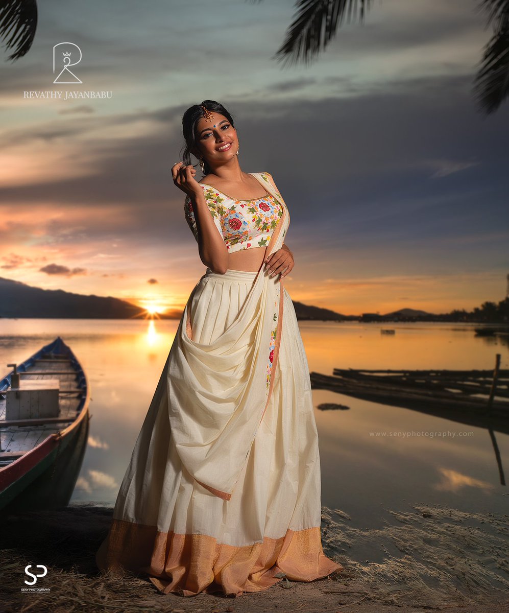 SenyP's tweet photo. Shoot for @revathyjayanbabuofficial
In frame @_.kris.hna_
💄💋 @charmah_makeupstudio
📸@seny_p_arukattu
Assisted by @gananbabu

#onam #photography #fashionblogger #keralasaree #croptop https://t.co/6tpBTfwldf