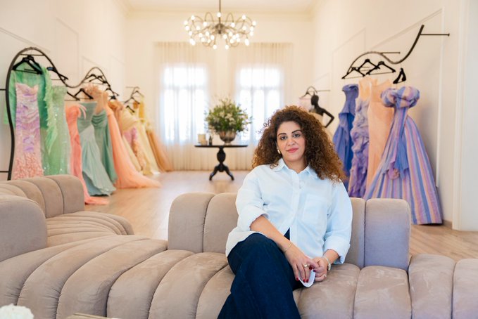 سارة مراد في الحلقة الثالثة من Designer Takeover: نصمّم الأزياء الجاهزة بروح الكوتور... وهذا سرّ فستان نادين لبكي في كان #مجلة_هي 