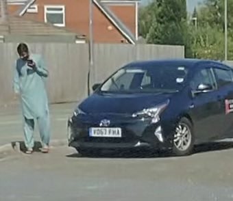 recon_images's tweet image. I thought it was illegal to wear sandles, flip flops, sliders etc whilst driving? @MerPolTraffic This is a #veezu taxi driver.