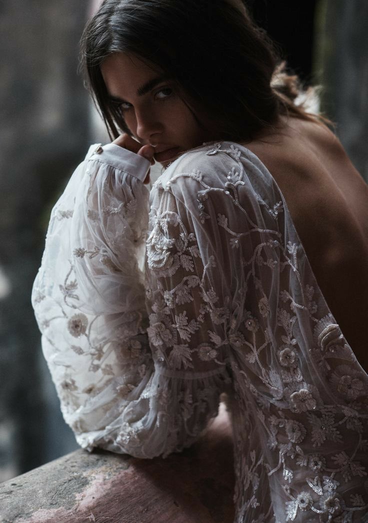 Miraalessandr1's tweet image. She doesn’t look at you, she owns you.
#FemmeFatale #VisualObsession