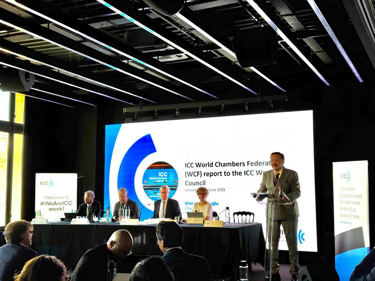 Dünya Odalar Federasyonu Başkanı olarak Milletlerarası Ticaret Odası’nın (ICC) Paris’te gerçekleştirilen Dünya Konseyi toplantısına katıldım. 

100’ün üzerinde ülkeden katılımın olduğu Genel Konsey delegelerine Dünya Odalar Federasyonu’nun faaliyetlerini ve 2025-2026 dönem