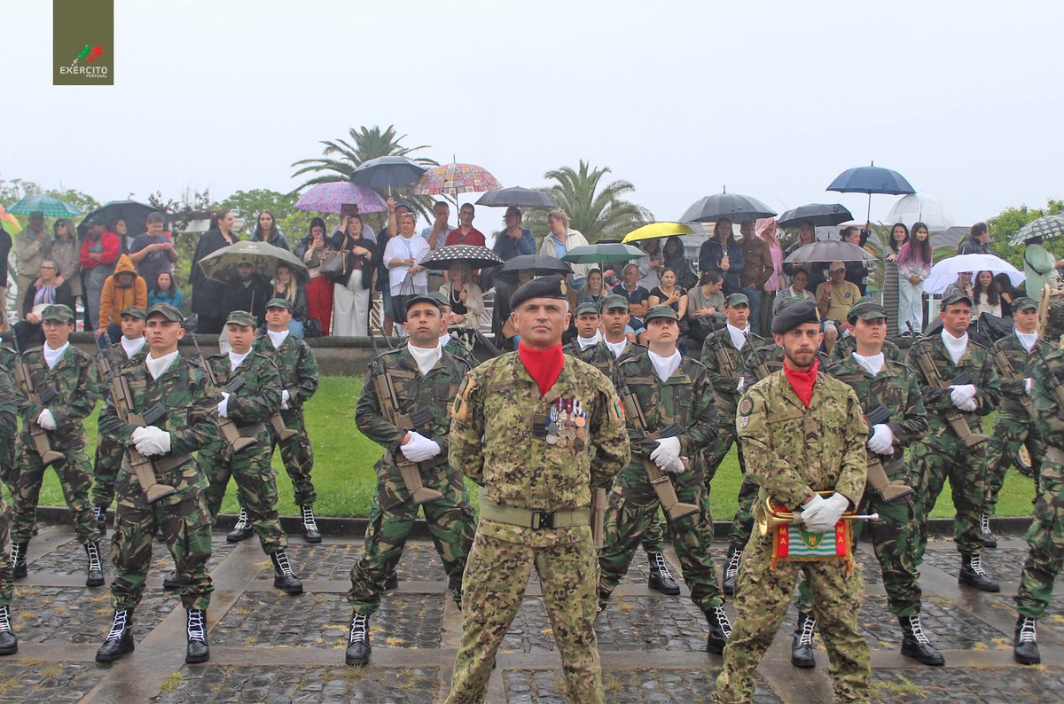 Exercito_pt's tweet photo. 📢 No Largo Nossa Senhora da Graça celebrou-se o 32.º aniversário do Regimento de Guarnição n.º 2, assinalado com a cerimónia militar de Juramento de Bandeira do 2.º Curso de Formação Geral Comum de Praças do Exército de 2025.
#ExércitoPortuguês #ZMA #RG2 https://t.co/EVBGn1sp9K