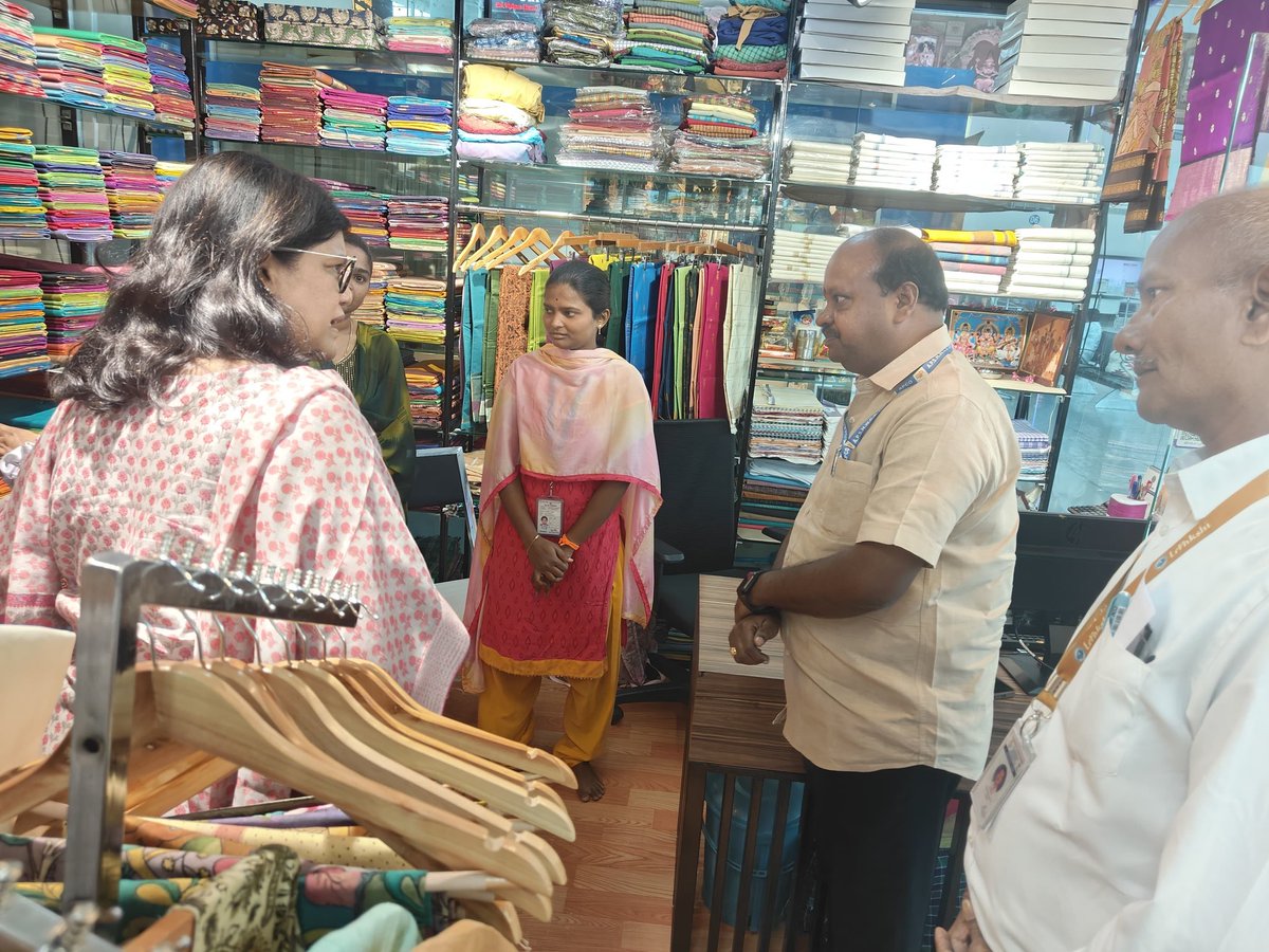 SuchitraElla's tweet photo. Namaste🙏🏼 managers & staff of APCO,Lepakshi & dept. Handlooms,Tirupathi for warm welcome #Tirupathi airport.Very glad to meet you all & visit the showrooms.A pride-privilege to enable & empower our artisans, textiles & handicrafts,our social & cultural heritage🙌🏼👏🏼.#APCMO #NCBN https://t.co/gMVUOLRBj7