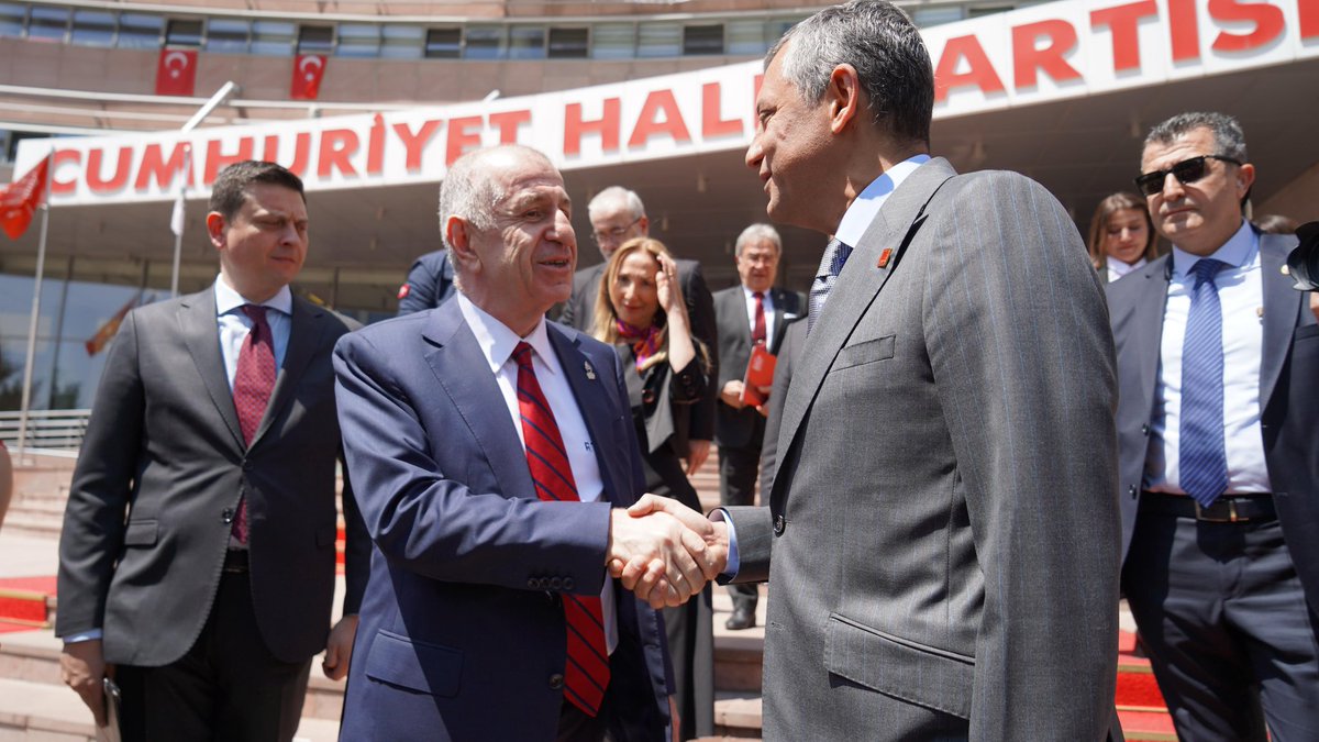 Genel Başkanımız Sayın Prof. Dr. Ümit Özdağ ve Zafer Partisi heyeti, Cumhuriyet Halk Partisi Genel Başkanı Özgür Özel’i ziyaret ederek hukuk mücadelemize verdikleri destek için teşekkür etti, Manisa Büyükşehir Belediye Başkanı Ferdi Zeyrek‘in vefatı üzerine baş sağlığı