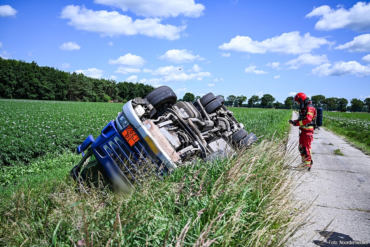 Tankwagen met diesel in de sloot in Kiel-Windeweer