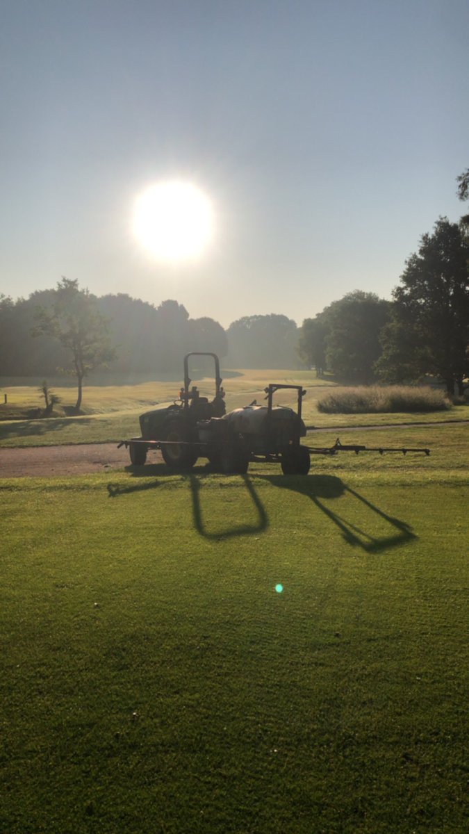 Miles_gkeeper's tweet image. Spraying tees this morning @ashfordkentgc it’s  not warm! 🥵 lovely sunrise though. #ashfordkentgolfclub #greenkeepers #spraytech #deputy #minionsuit