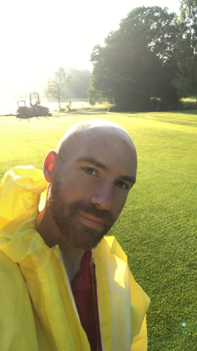 Miles_gkeeper's tweet image. Spraying tees this morning @ashfordkentgc it’s  not warm! 🥵 lovely sunrise though. #ashfordkentgolfclub #greenkeepers #spraytech #deputy #minionsuit