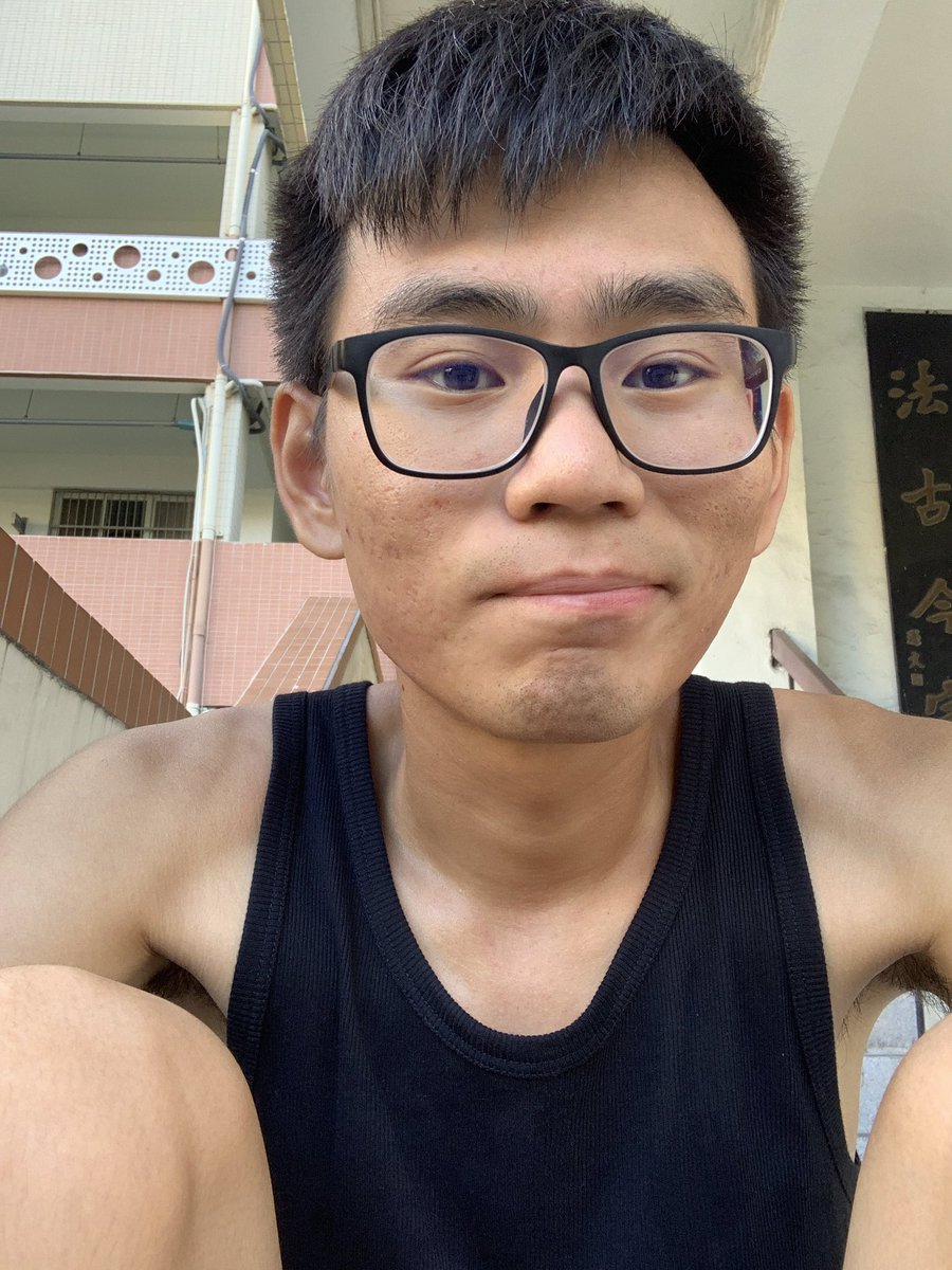 #舊照片
整理硬碟發現以前會跑去成功高中跑步看學生（X
結果放學大家都跑光了🥲
這張照片好可愛😍