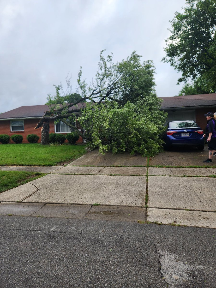 Dayton325's tweet photo. @NWSILN Heather st in Englewood Ohio. 
Skywarn Hurricane specialist Randy https://t.co/mRM7qED9gr