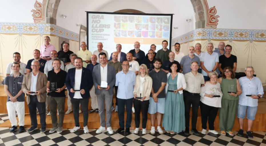 Consorci Residus VO (@cresidusvo) on Twitter photo 📣El <a href="/cresidusvo/">Consorci Residus VO</a> i #Savosa reconeguts a la presentació 25a Granollers Cup per la col·laboració en sostenibilitat i gestió de residus!
🙌 Guardó recollit pel gerent, Ignasi Valls
💚 Gràcies per fer-nos part d’aquest gran torneig!
♻️ Compromesos amb els valors socials i ambientals! 📣El <a href="/cresidusvo/">Consorci Residus VO</a> i #Savosa reconeguts a la presentació 25a Granollers Cup per la col·laboració en sostenibilitat i gestió de residus!
🙌 Guardó recollit pel gerent, Ignasi Valls
💚 Gràcies per fer-nos part d’aquest gran torneig!
♻️ Compromesos amb els valors socials i ambientals!