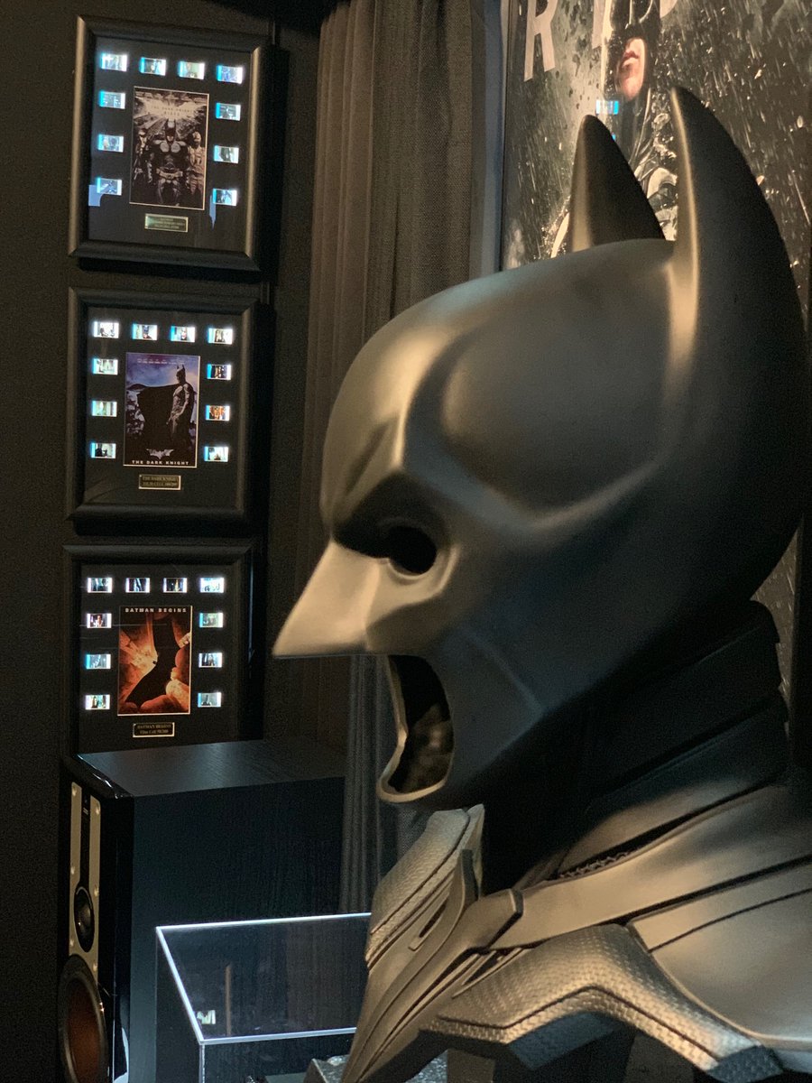 BaruWayne's tweet photo. 1/1🦇カウル、本体もでけぇな
本当に1/1❓
巨顔の私より更に1.1～2倍でかいような
でもこのお値段でこのクオリティは最高

TDK-トリロジーコーナー飾りこれで完了🦇
#TheDarkKNight

BvSカウルも発売すれば欲しいけど置き場所がない💧 https://t.co/pQyq53Cb1H