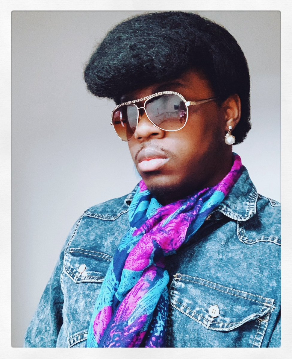 hardboiledpomp's tweet image. Scarves are groovy. 🧣✨

#scarf #pompadour #style