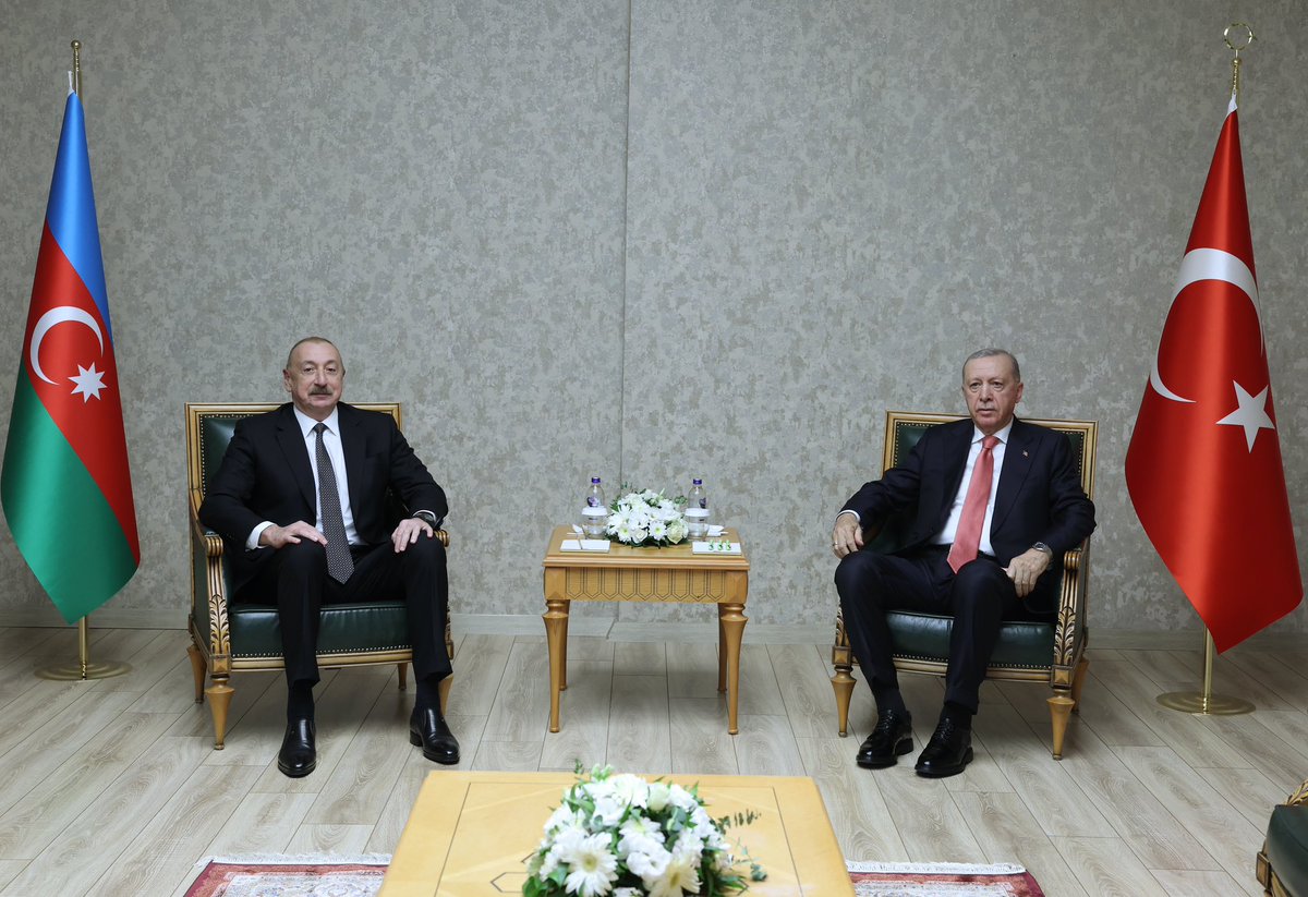 T.C. Cumhurbaşkanlığı (@tcbestepe) on Twitter photo Cumhurbaşkanımız <a href="/RTErdogan/">Recep Tayyip Erdoğan</a>, Azerbaycan Mahallesi'nde 250 Bininci Afet Konutu Anahtar Teslimi ve Kura Çekim Töreni'ne katılmak üzere Türkiye’de bulunan Azerbaycan Cumhurbaşkanı İlham Aliyev ile Kahramanmaraş Havalimanı’nda bir araya geldi. Cumhurbaşkanımız <a href="/RTErdogan/">Recep Tayyip Erdoğan</a>, Azerbaycan Mahallesi'nde 250 Bininci Afet Konutu Anahtar Teslimi ve Kura Çekim Töreni'ne katılmak üzere Türkiye’de bulunan Azerbaycan Cumhurbaşkanı İlham Aliyev ile Kahramanmaraş Havalimanı’nda bir araya geldi.