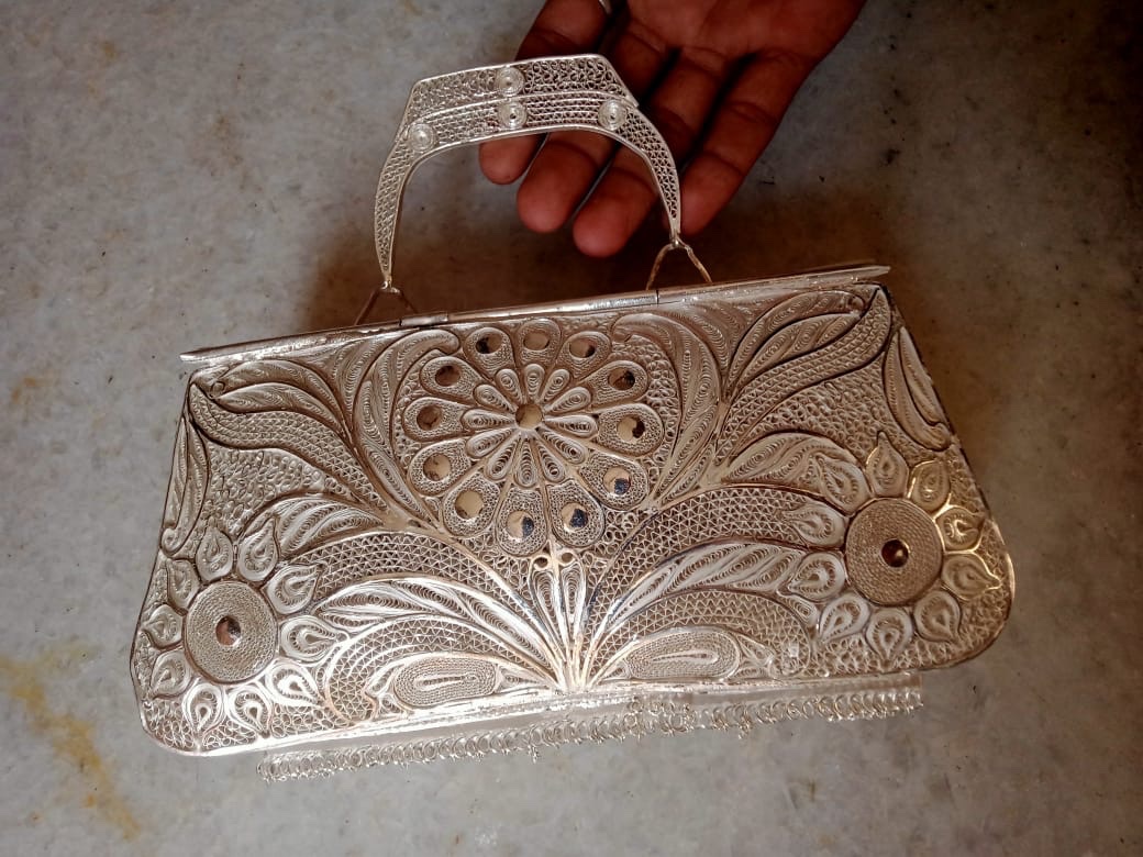 anitaexplorer's tweet photo. Now these are original - #CuttackRupaTarakasi #SilverFiligree purses made in Cuttack, Odisha-
Notice the exquisite Filigree work i.e. the “wire” work-
“Cuttack Rupa Tarakasi” has the #GITag #OdishaGI #GIsofIndia
Images courtesy:
Kalinga Filigree, Cuttack
#correctrepresentation https://t.co/vvqEmaI05C