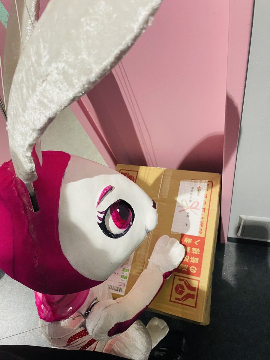 misato_matsumo's tweet image. 本日もW3にご来場頂きありがとうございました🐇

今朝、アザゼルさんでご一緒させて頂いた、高木渉さんから、温泉水の差し入れを頂きました‼️

めっちゃ嬉しいです😭
渉さんありがとうございます🐰

公演もいよいよ折り返し！
暑いので水分しっかり摂って頑張る💪

#ワンダースリー
#ひとみ座
#人形劇