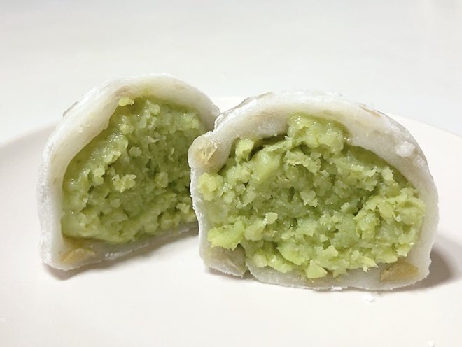 sweetadiktion43's tweet photo. 銀座甘楽 ずんだ大福

枝豆を練り込んだ薄い餅生地にずんだあんがぎっしり
粗めに粒を残しふっくらと炊かれたずんだは原材料を見ると白あんは使っておらず､少量の砂糖と塩が枝豆本来の味を引き立たせ青みはしながら青臭さは無く､餅生地のやわとろ食感も良く定番の豆大福にも引けを取らない美味しさ https://t.co/xFCuXQYb0U