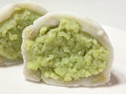 sweetadiktion43's tweet photo. 銀座甘楽 ずんだ大福

枝豆を練り込んだ薄い餅生地にずんだあんがぎっしり
粗めに粒を残しふっくらと炊かれたずんだは原材料を見ると白あんは使っておらず､少量の砂糖と塩が枝豆本来の味を引き立たせ青みはしながら青臭さは無く､餅生地のやわとろ食感も良く定番の豆大福にも引けを取らない美味しさ https://t.co/xFCuXQYb0U