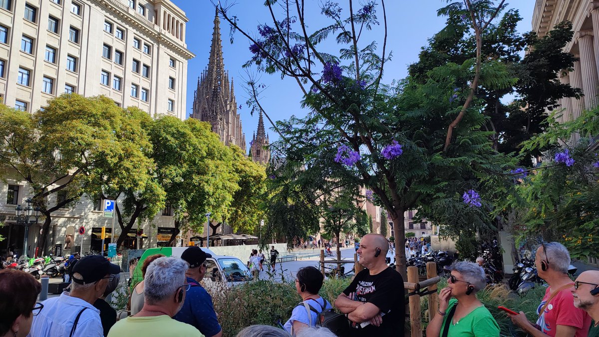 👣 En motiu del #28J vam recórrer la història silenciada del col·lectiu #LGTBI+ als carrers de Barcelona.

"De l'estigma a la persecució", una ruta guiada amb l’historiador Leopold Estapé per recuperar la memòria històrica. 🌈✊