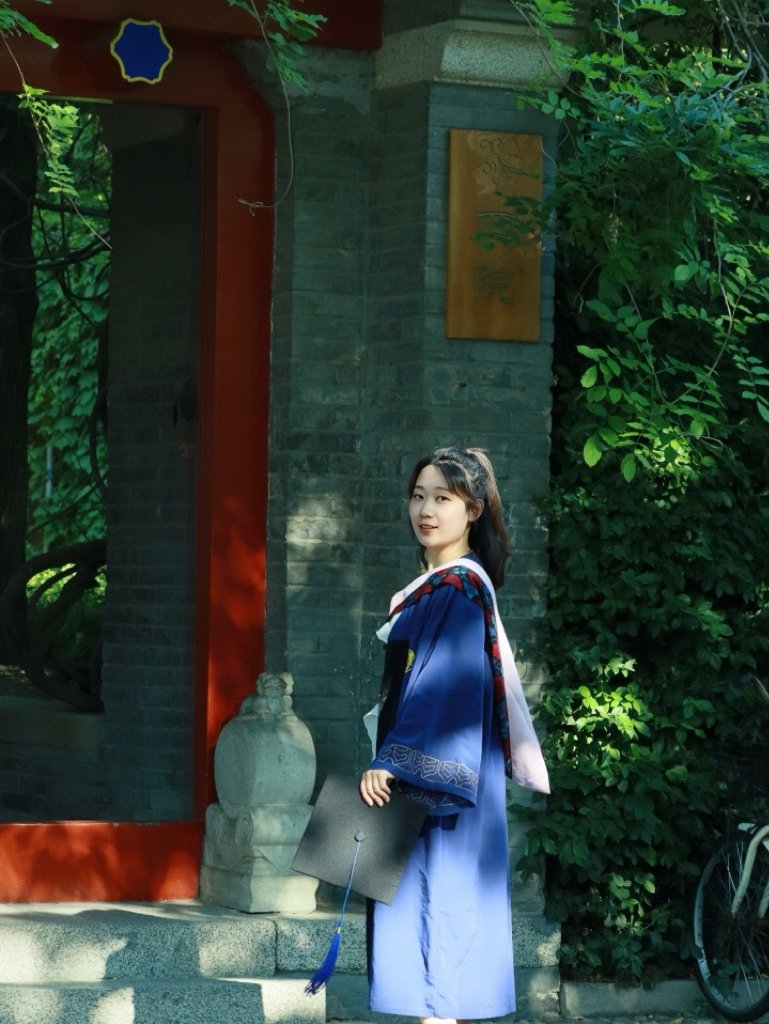 Another graduation season is here! Ready for your iconic grad photos? Here are some of our favorite #PKU spots for that perfect shot:

1⃣Running freely across the campus lawn
2⃣Snapped a memory with the majestic Huabiao near the West Gate
3⃣The timeless elegance of the Jingyuan