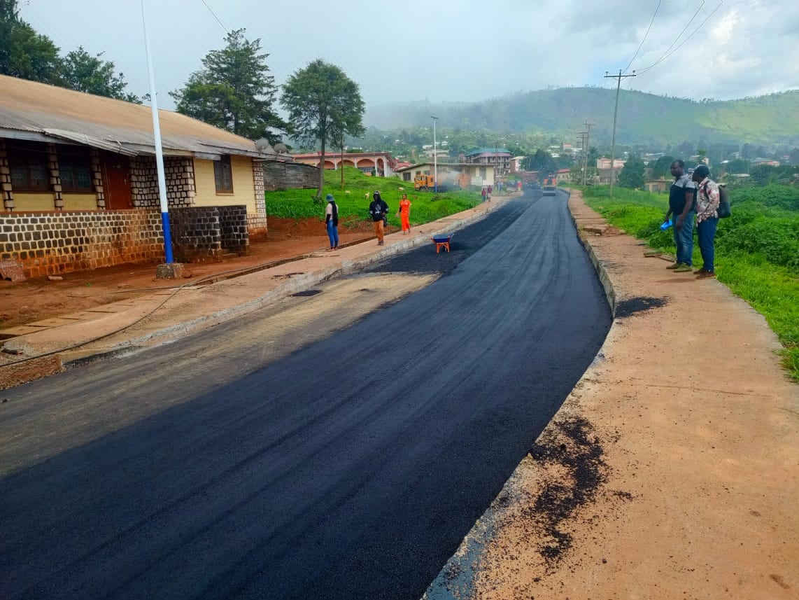 TheCameroonianZ's tweet image. 4,70 km de béton bitumineux à l'Université de #Bamenda sur financement du Budget d’Investissement Public (BIP).

#Cameroon