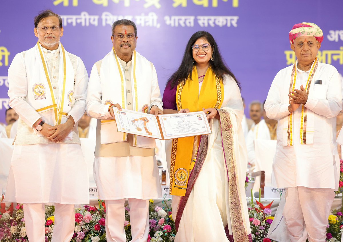 Dharmendra Pradhan (@dpradhanbjp) on Twitter photo आज केंद्रीय राज्य मंत्री श्री <a href="/mpbhagirathbjp/">Bhagirath Choudhary</a> जी के साथ राजस्थान केंद्रीय विश्वविद्यालय के 9वें समावर्तन समारोह में सम्मिलित होने का सौभाग्य प्राप्त हुआ। समावर्तन समारोह में मानक, मेडल और डिग्री प्राप्त करने वाले समस्त विद्यार्थियों को उज्जल भविष्य हेतु हार्दिक शुभकामनाएँ। आज केंद्रीय राज्य मंत्री श्री <a href="/mpbhagirathbjp/">Bhagirath Choudhary</a> जी के साथ राजस्थान केंद्रीय विश्वविद्यालय के 9वें समावर्तन समारोह में सम्मिलित होने का सौभाग्य प्राप्त हुआ। समावर्तन समारोह में मानक, मेडल और डिग्री प्राप्त करने वाले समस्त विद्यार्थियों को उज्जल भविष्य हेतु हार्दिक शुभकामनाएँ।