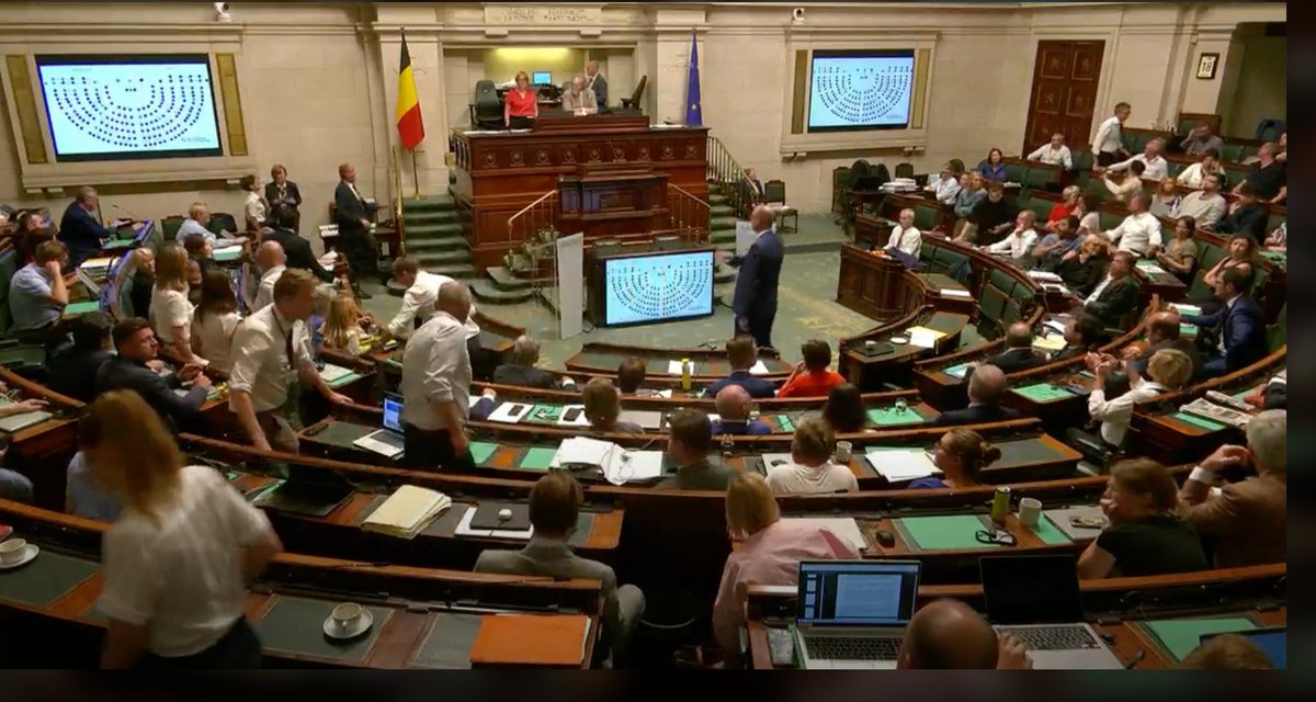 #Triche à la #Chambre de <a href="/mathieumichel/">Mathieu MICHEL</a>. Les faits (1)
Saisie écran à 49.52 minutes. (Vidéo de la Chambre: <a href="/ducarmedenis/">Denis DUCARME</a>  n'est pas dans l'hémicycle)