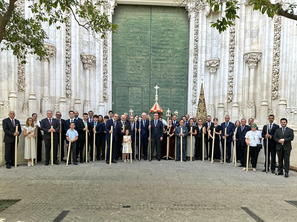 ⚫ Foto de familia de la representación de la Hermandad que esta mañana ha participado en la Procesión del Corpus de Sevilla. 

#CorpusSevilla25 #Cachorro25