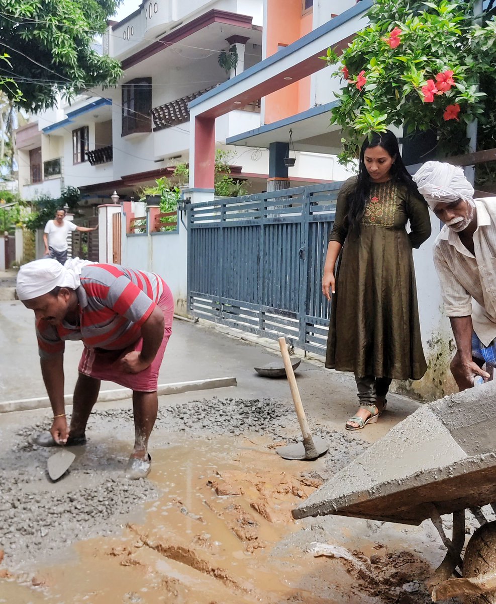 AshaNath_G_S's tweet image. പാപ്പനംകോട് വാർഡിലെ ഇടഗ്രാമം ഇടറോഡ്‌ ഉയർത്തിയ കോണ്ക്രീറ്റ് ചെയ്ത് സഞ്ചാരയോഗ്യമാക്കിയപ്പോൾ..

#VikasitaKeralam #vikasitpappanamcode #pappanamcode #Development #BJP4ViksitBharat #pappanamcodeward #TVMCORP @PrakashJavdekar @BJP4India