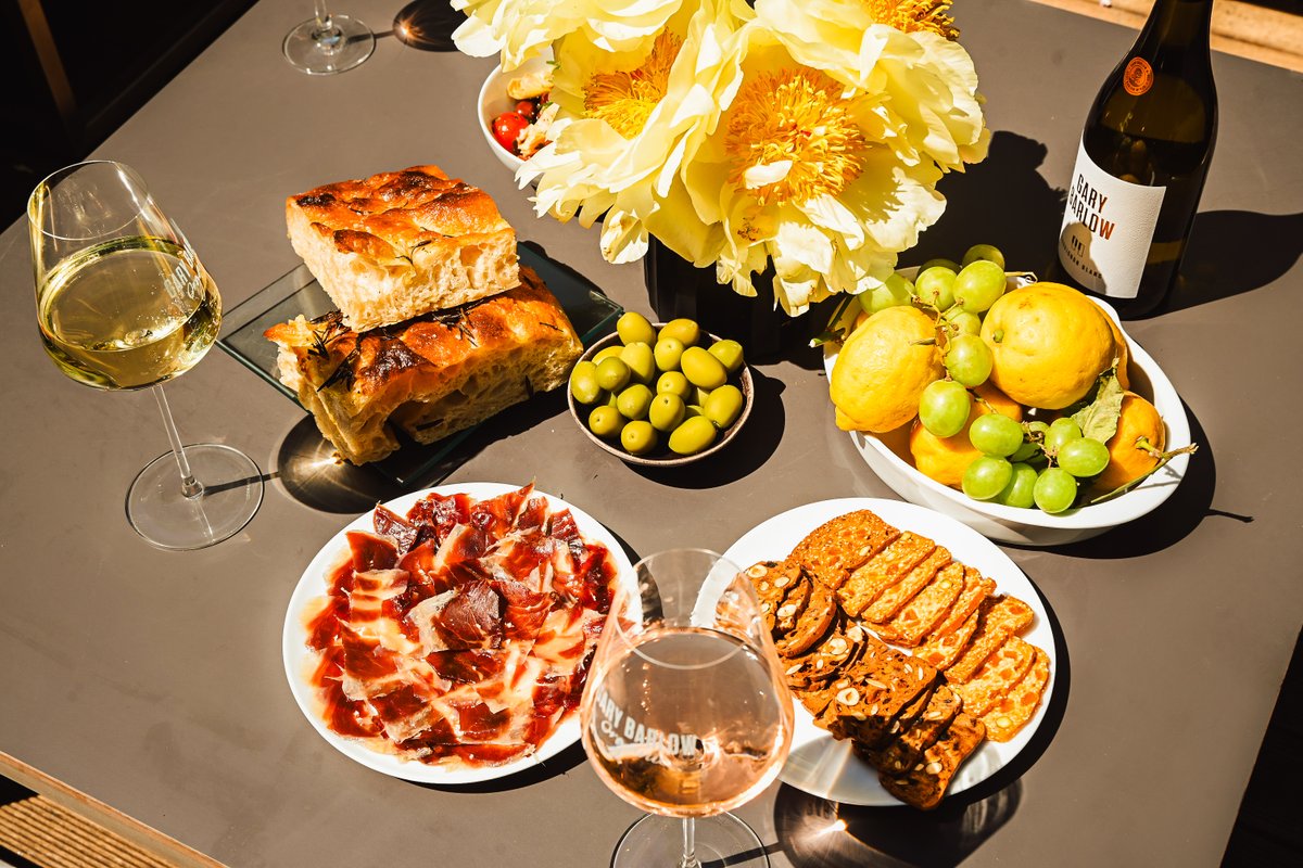 Heatwave essentials: chilled wine and tapas on repeat ☀️🍷#HeatwaveReady