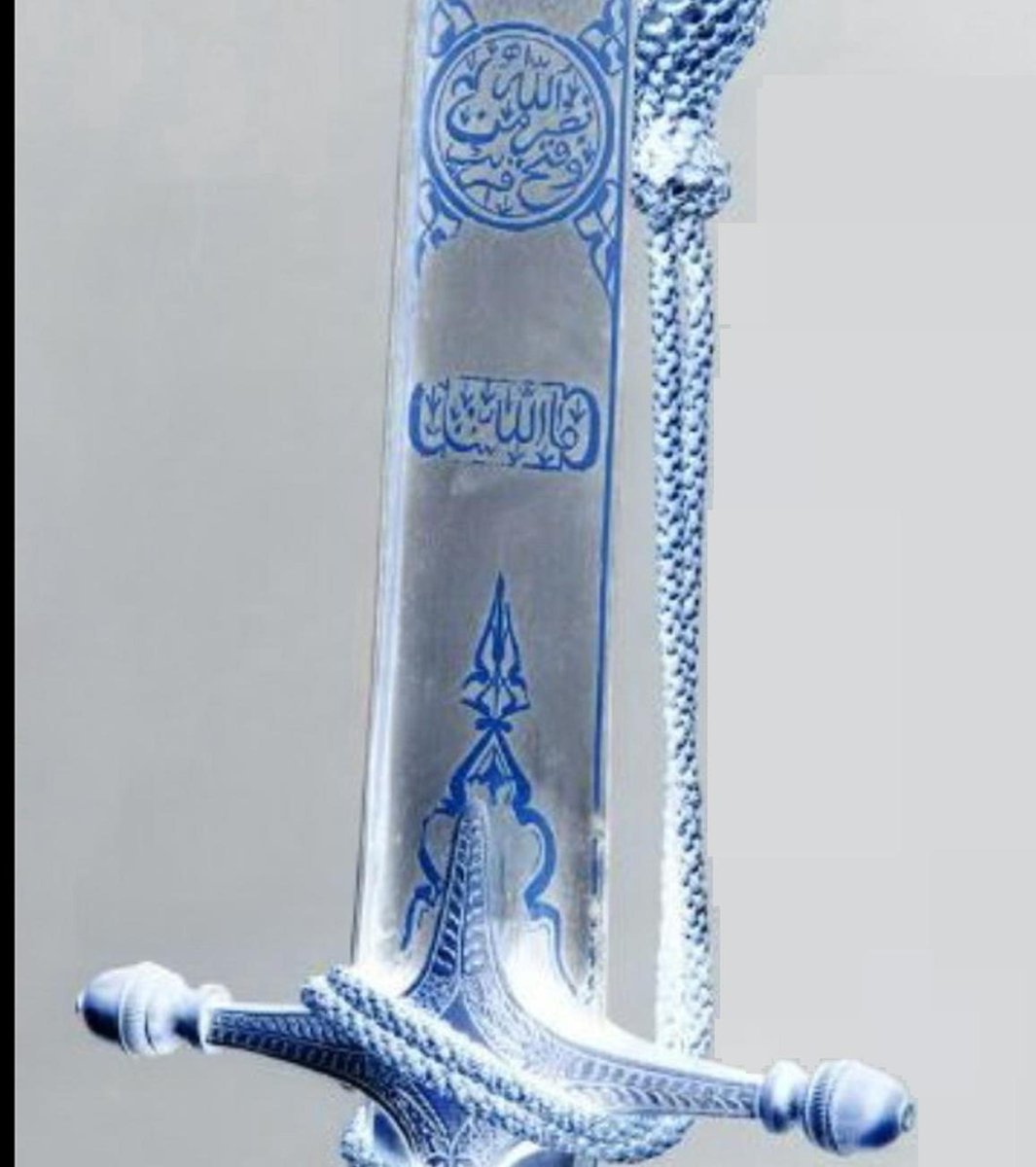 Aziz milletim, insanlık kedere boğulsa da ümitsizik yok. Bu mübarek toprağın siperlerinden bir aziz demiştir ki: "İman hem nurdur hem kuvvettir. Evet, hakiki imanı elde eden adam kâinata meydan okuyabilir." (23. Söz: 284). Resim üzeri: (نَصْرٌ مِّنَ اللَّهِ وَفَتْحٌ قَرِيبٌ)