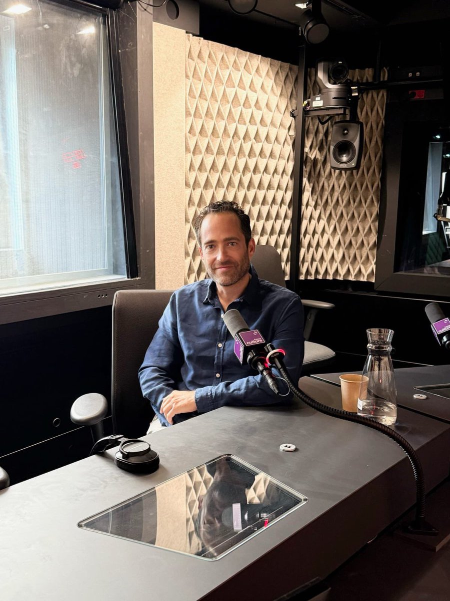 EditionsPerrin's tweet image. Alain Decaux, 46 ans sur Radio France, retrouve l’antenne pour son centième anniversaire avec son fils Laurent et Xavier Mauduit !