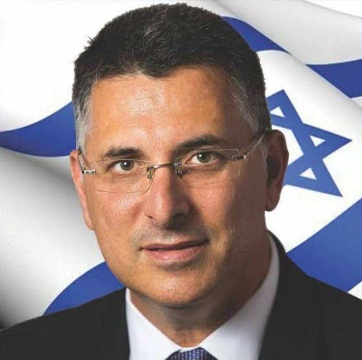 Στην φωτογραφία είναι υπουργός Εξωτερικών του Ισραήλ Γκιντεόν Σάαρ. Είναι αυτός που χθες έκανε κατακόκκινο τον σβέρκο του Ερντογάν:
 «Θράσος να μιλά για το Διεθνές Δίκαιο, ενώ κατέχει παράνομα τη Β. Κύπρο».

Οι σύντροφοι όμως μισούν το Ισραήλ και αγαπούν τον Σουλτάνο..